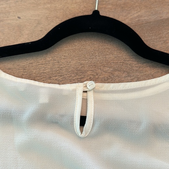 Crepe top BNWOT Size medium - Picture 9 of 9